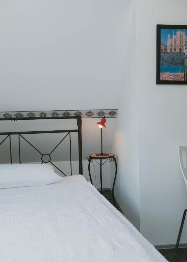 Gaestehaus Vigliarolo Gewerblich Jedes Zimmer Eigenes Bad Gemeinschaftskueche Elmshorn Bagian luar foto