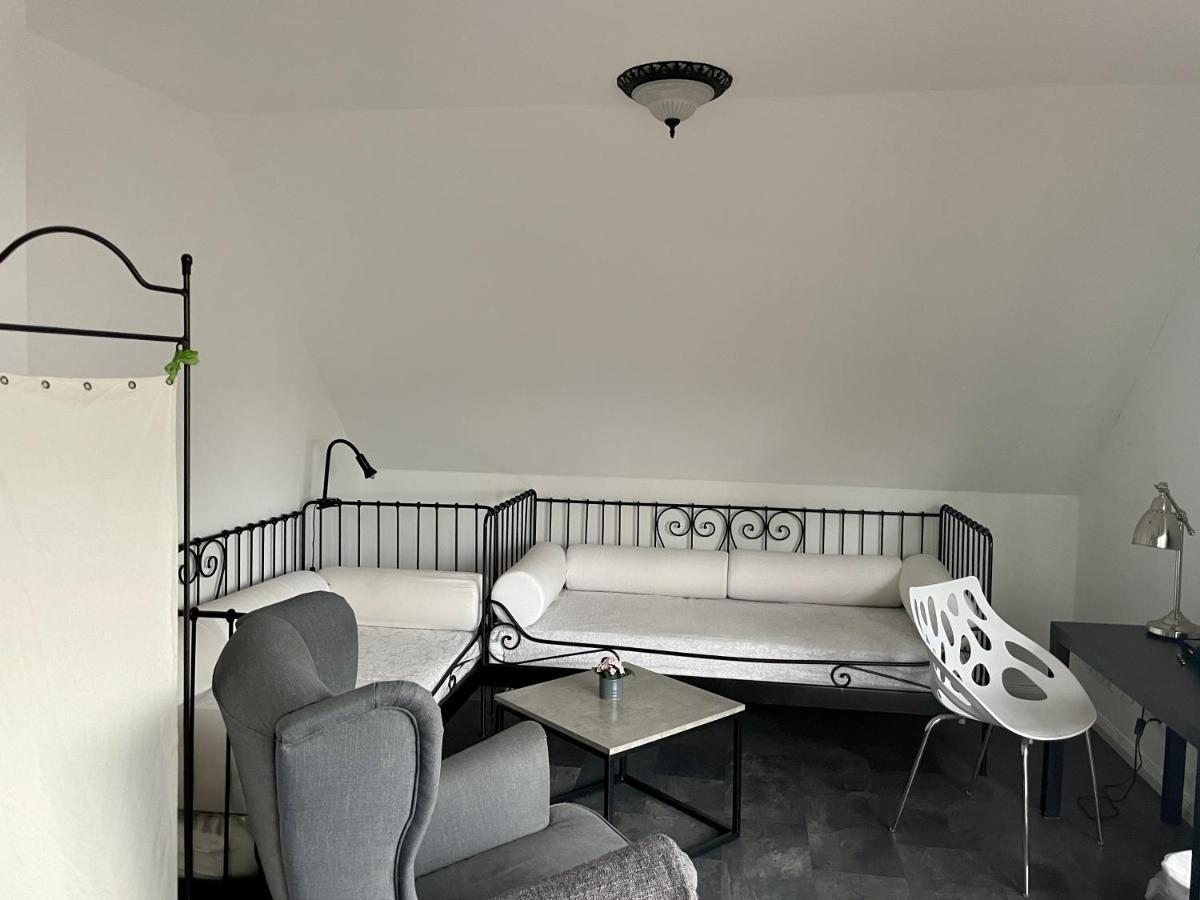Gaestehaus Vigliarolo Gewerblich Jedes Zimmer Eigenes Bad Gemeinschaftskueche Elmshorn Bagian luar foto