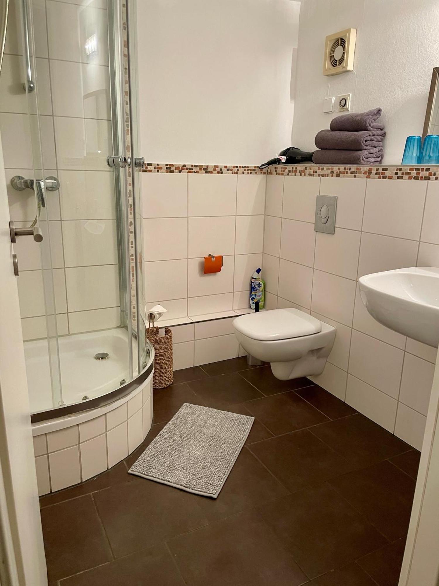 Gaestehaus Vigliarolo Gewerblich Jedes Zimmer Eigenes Bad Gemeinschaftskueche Elmshorn Bagian luar foto